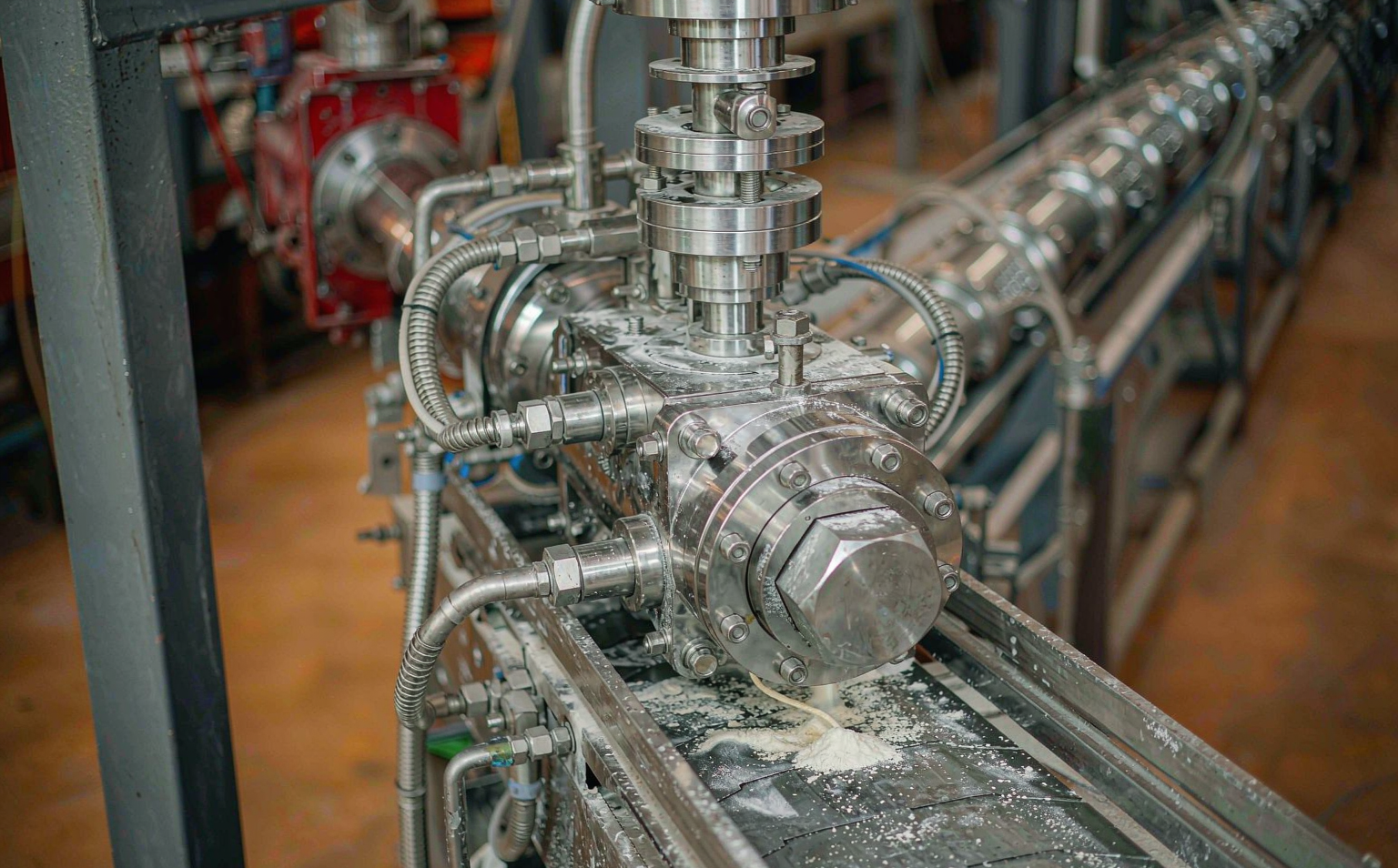 Multi-layer polymer melt streams combining inside a co-extrusion die head on a stretch film production line